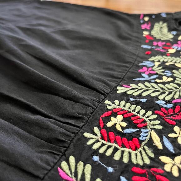 Norm Thompson Embroidered Top Size M Cotton Floral Boho Flutter Sleeve - Picture 7 of 11